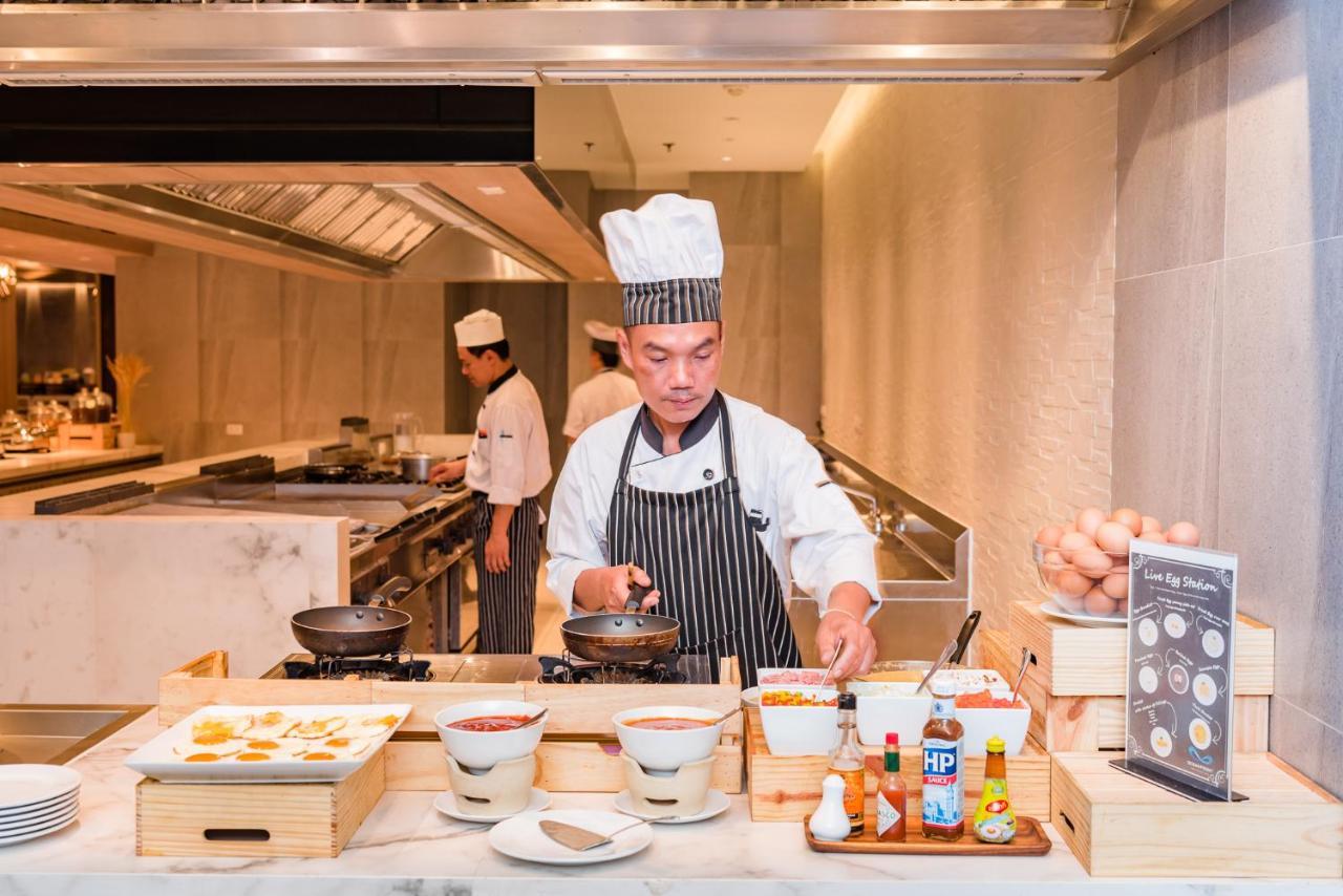 Oceanfront Beach Resort - Sha Extra Plus Patong Ngoại thất bức ảnh A chef at work
