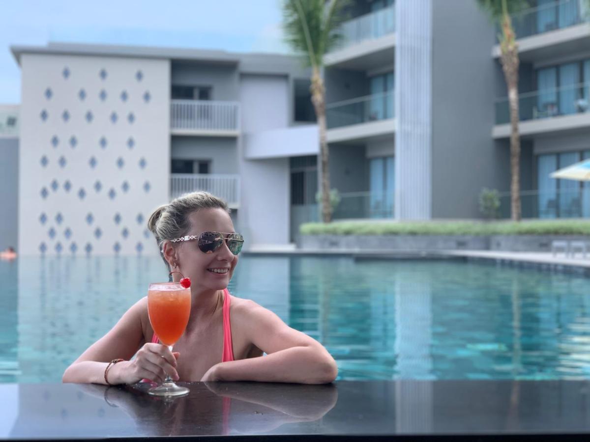 Oceanfront Beach Resort - Sha Extra Plus Patong Ngoại thất bức ảnh A woman at a pool in Phuket, Thailand