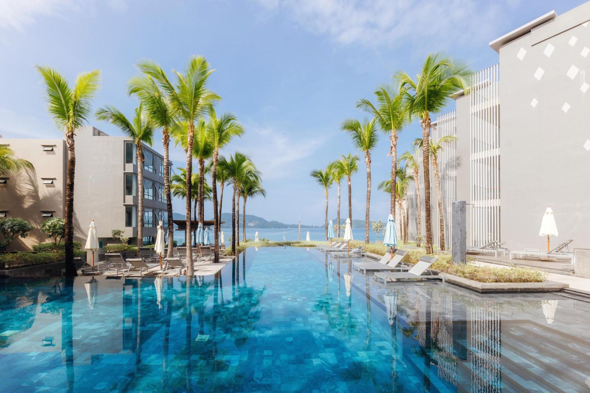 Oceanfront Beach Resort - Sha Extra Plus Patong Ngoại thất bức ảnh The swimming pool at the hotel