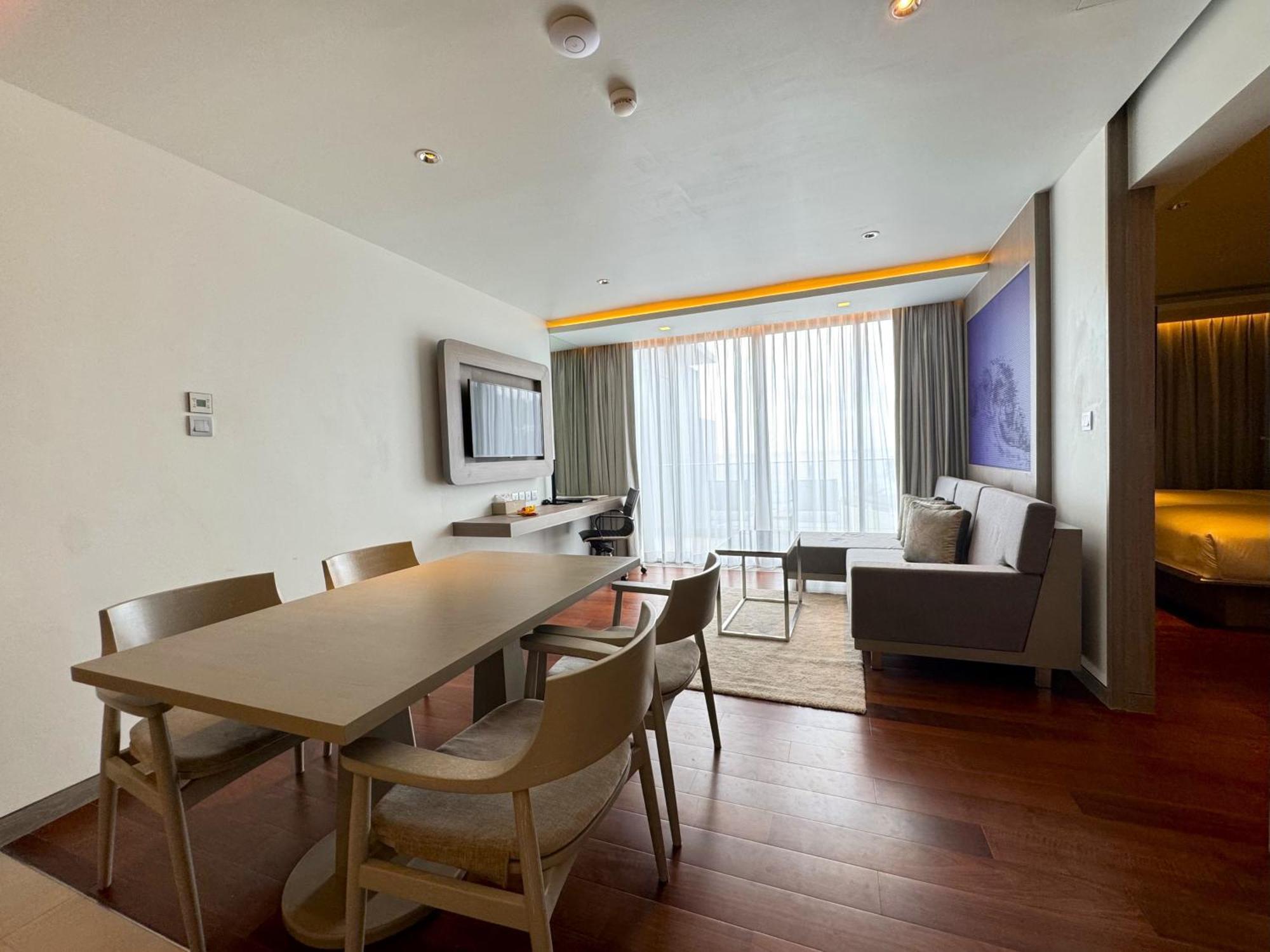 Oceanfront Beach Resort - Sha Extra Plus Patong Phòng bức ảnh A suite at the hotel