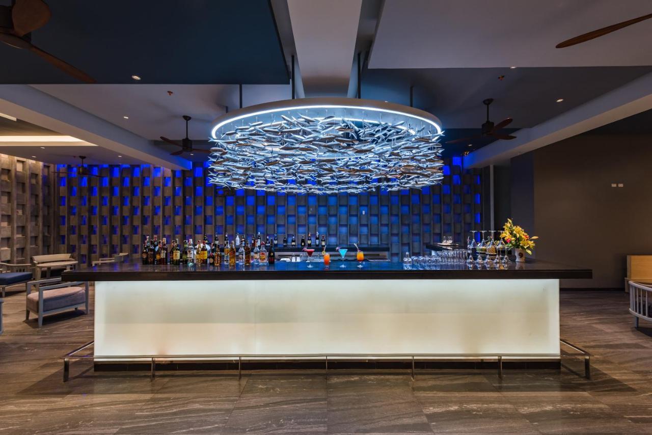 Oceanfront Beach Resort - Sha Extra Plus Patong Ngoại thất bức ảnh The bar at the lobby