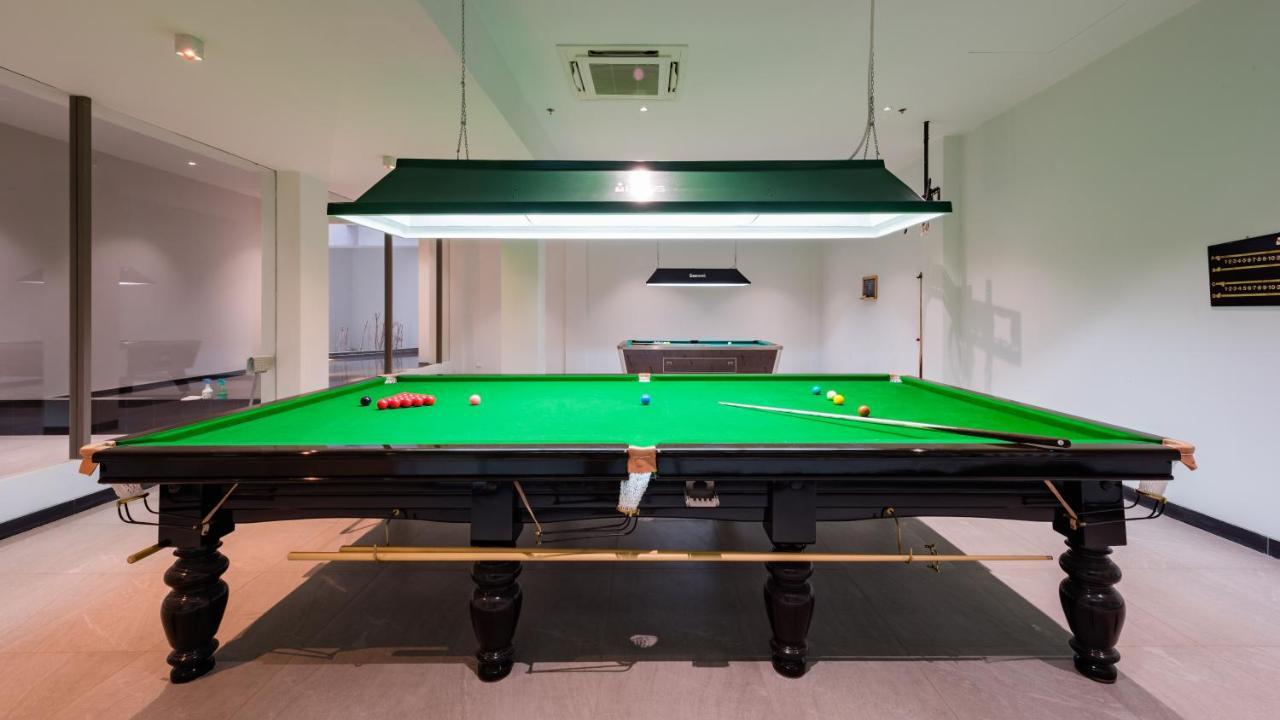 Oceanfront Beach Resort - Sha Extra Plus Patong Ngoại thất bức ảnh A snooker table