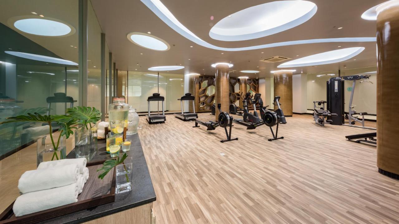 Oceanfront Beach Resort - Sha Extra Plus Patong Ngoại thất bức ảnh The gym at the hotel