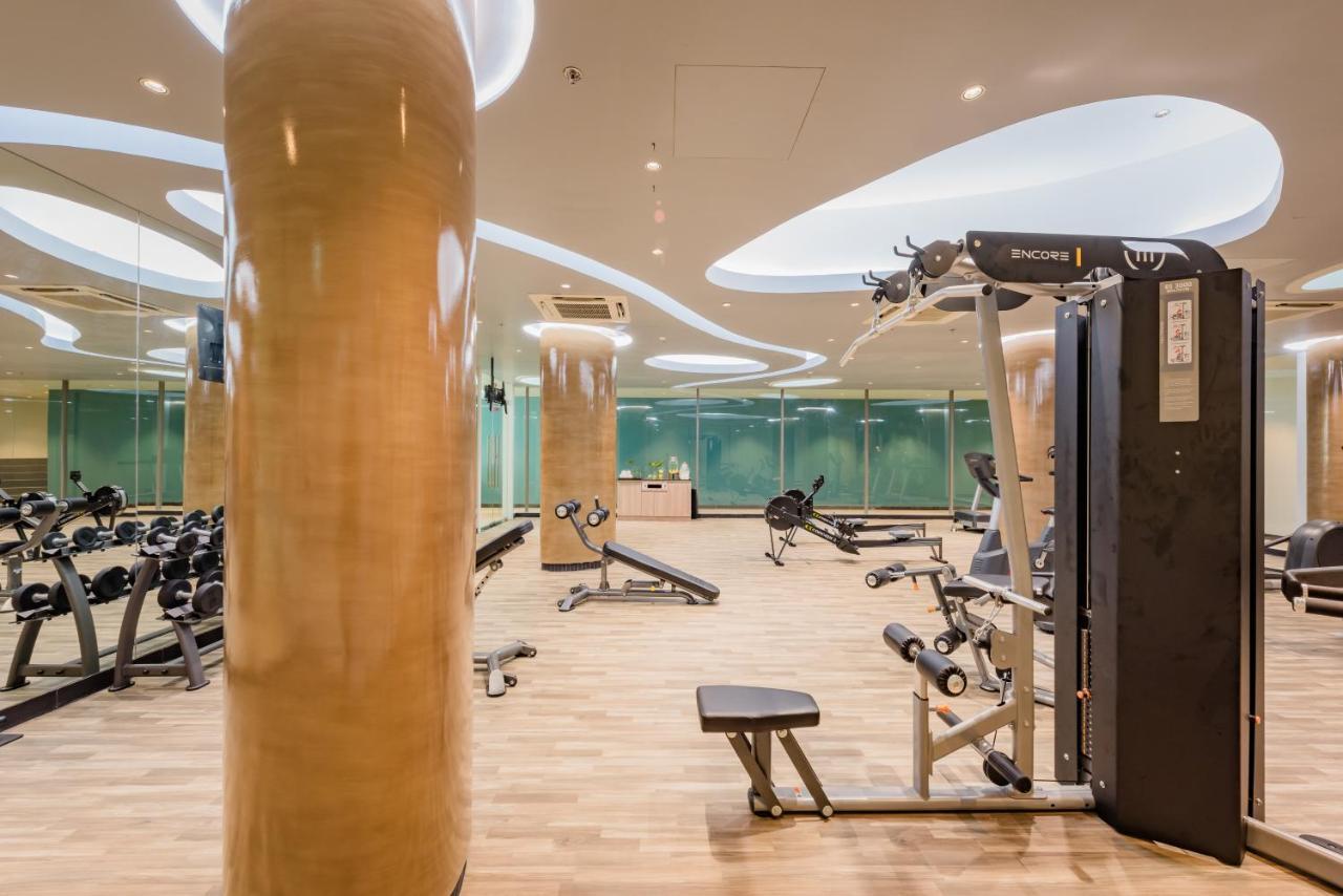 Oceanfront Beach Resort - Sha Extra Plus Patong Ngoại thất bức ảnh The gym at the hotel
