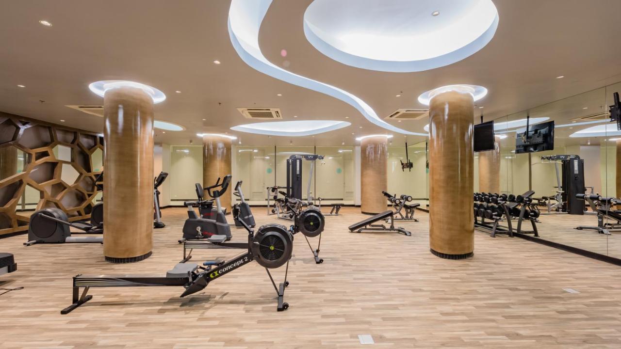 Oceanfront Beach Resort - Sha Extra Plus Patong Ngoại thất bức ảnh The gym at the hotel